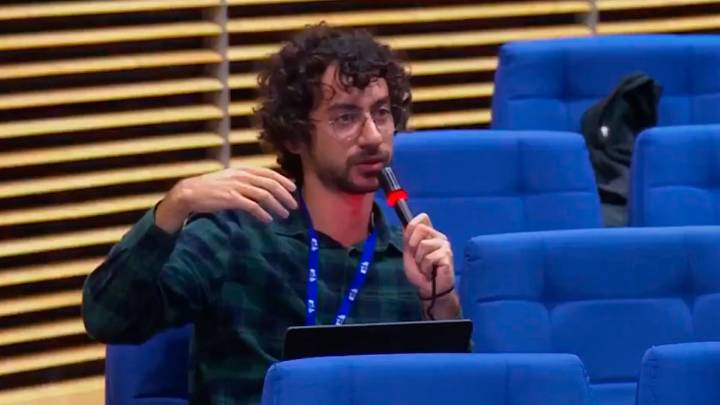 El mundo al revés o: ¿Qué clase de agencia de noticias despide a un periodista por hacer preguntas?