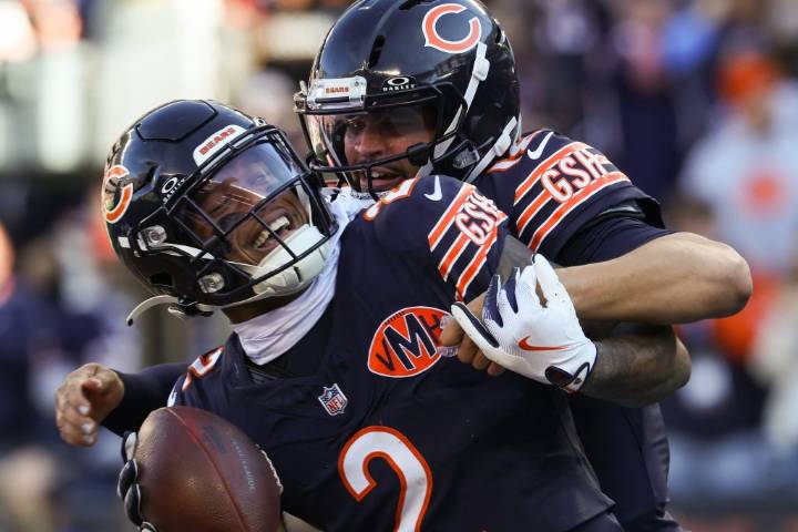 DJ Moore scores 2 touchdowns, Caleb Williams overcomes early miscues as Chicago Bears beat the Steelers