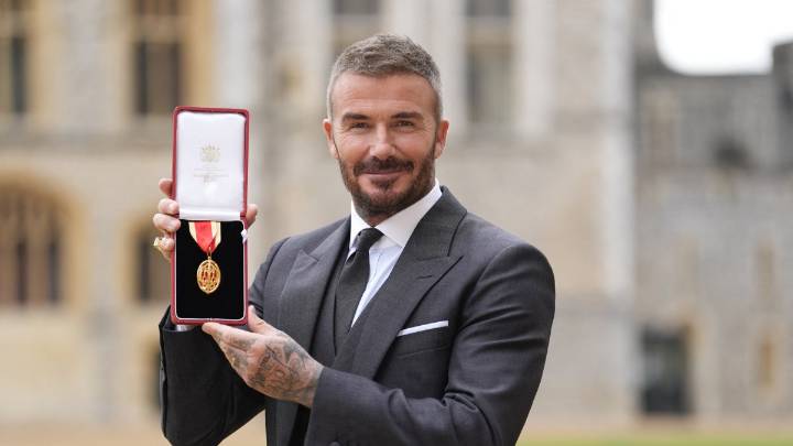 ¡Levántese, Sir David!: Beckham recibe el título de caballero por sus servicios al fútbol y a la sociedad británica