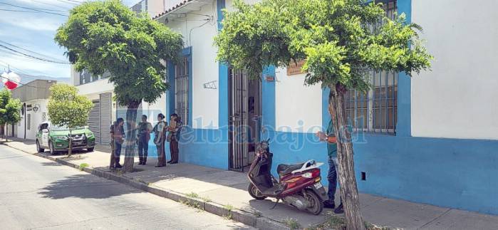 ¡Con armas en mano! Delincuentes irrumpen en sede del Colegio de Profesores