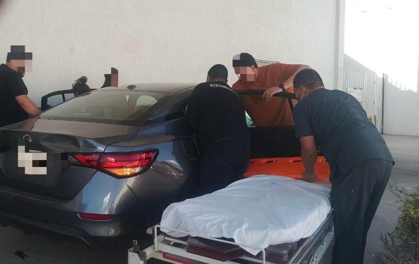 Policías abren paso entre el tráfico para trasladar a hombre inconsciente