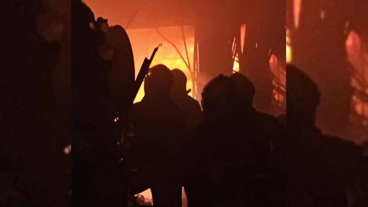 Incendio en bodega de reciclaje desata emergencia en Iztapalapa