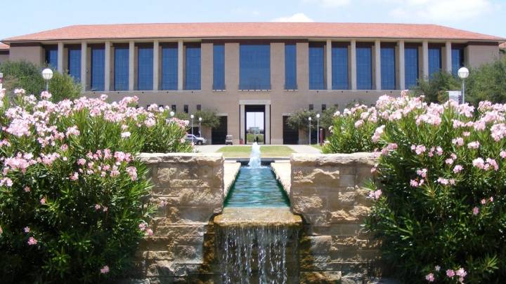 TAMIU es reconocida con el Premio Plata a la Excelencia en Energía; universidad muestra crecimiento