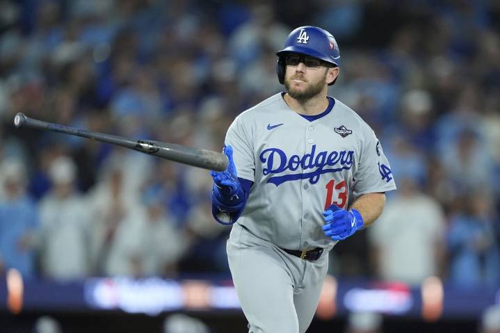 Deadspin | Reports: Dodgers pick up options for Max Muncy, Alex Vesia