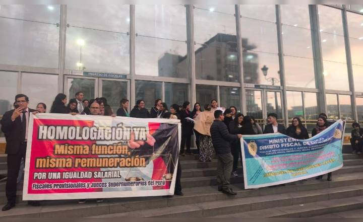 Fiscales provisionales y jueces supernumerarios protestan fuera de la Fiscalía: exigen igualdad salarial y convocan a vigilia nacional