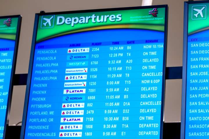 FAA amplía recortes de vuelos en aeropuertos del área de Nueva York