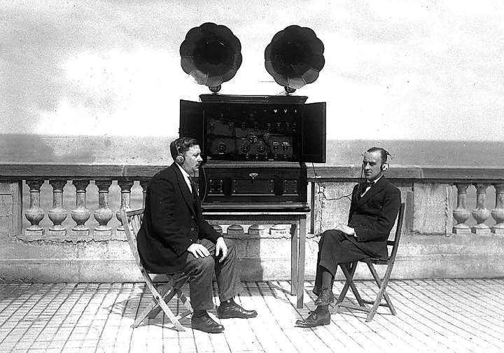 1925 | «Cacería de ondas» de la nueva radio