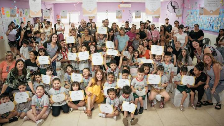 Entregan diplomas y medallas a egresados de jardines de infantes municipales de Avellaneda