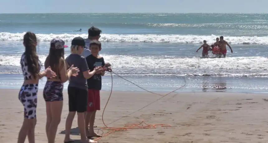 Estudiantes participan de jornada de seguridad en playas de Mar del Plata
