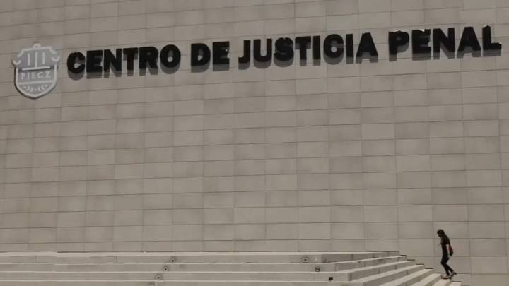 Vinculan a dos jóvenes que intentaban vender droga en gimnasio de Saltillo