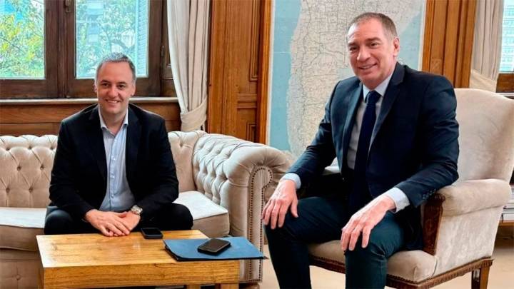 El Gobierno traspasará Renaper y Deportes a Interior y creará un área para que Santilli coordine con el Congreso