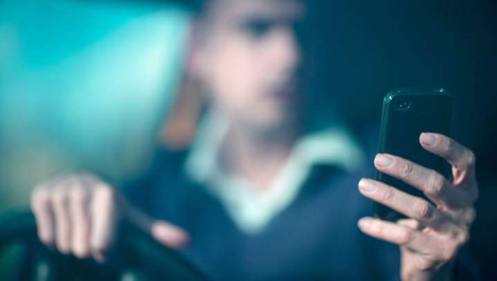 Can you text at a red light in Illinois? What to know