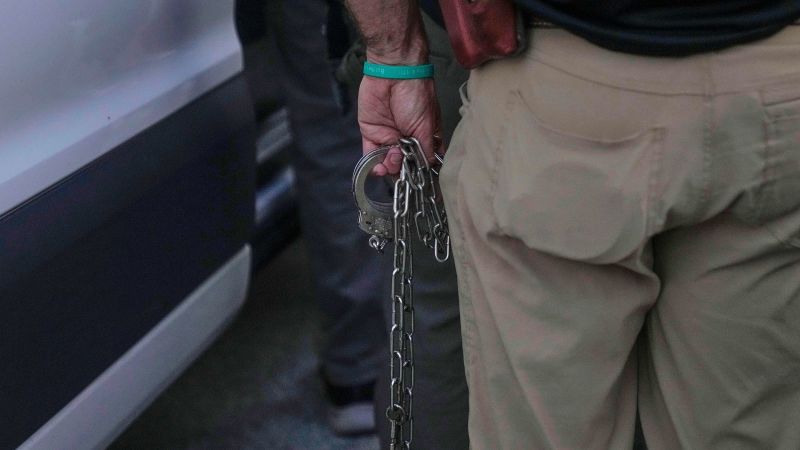 Tribunal bloquea orden de juez de liberar a cientos de inmigrantes arrestados en la ofensiva migratoria de Illinois