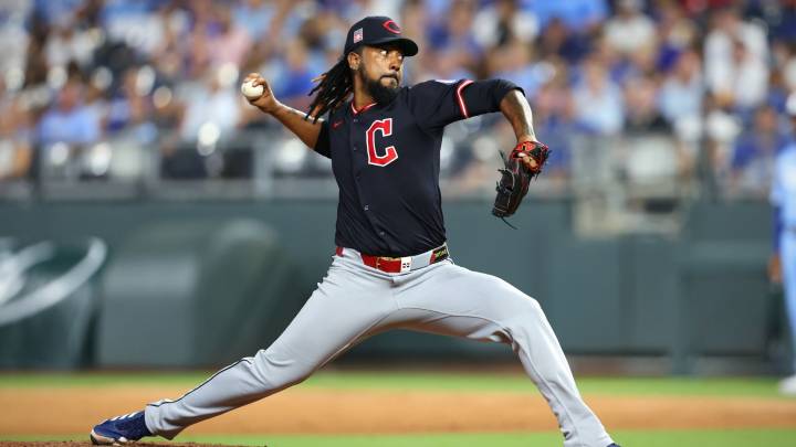 2 MLB pitchers charged with rigging throws for bets