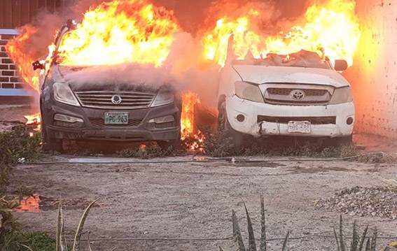 INCENDIAN DOS PATRULLEROS EN SAN JACINTO