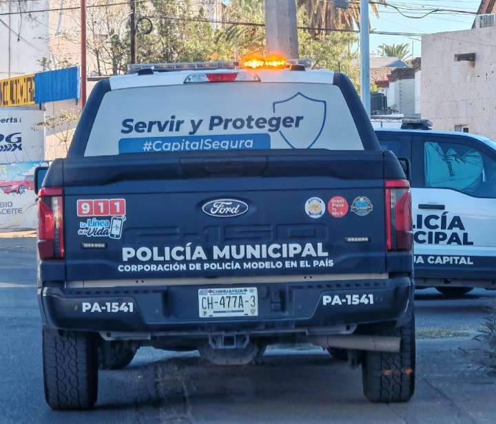 Olvida donde estacionó su vehículo y lo reporta robado