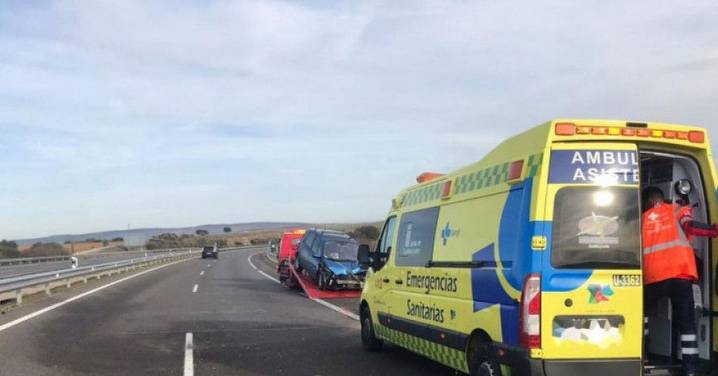 Tres personas heridas, entre ellas una menor de 5 años, tras salirse de la vía y volcar con su vehículo en Zamora: tráfico condicionado