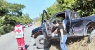 Camioneta choca contra vehículo y se sale del camino cerca de Micos