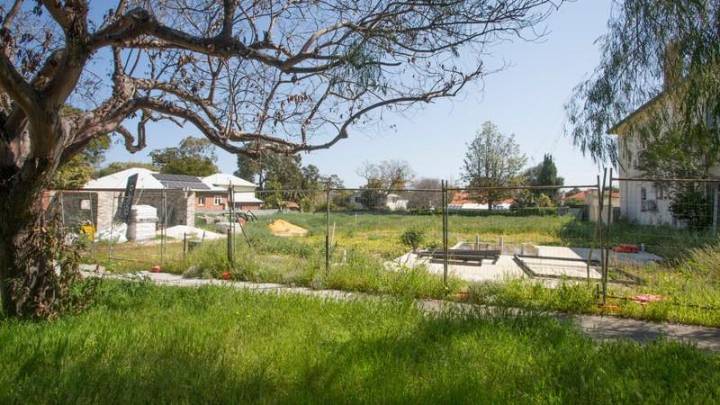 House that! Tiny lot, not so tiny price, listed in Nedlands. It is the smallest selling right now in the exclusive western suburbs, but the record holder in Shenton Park is smaller still