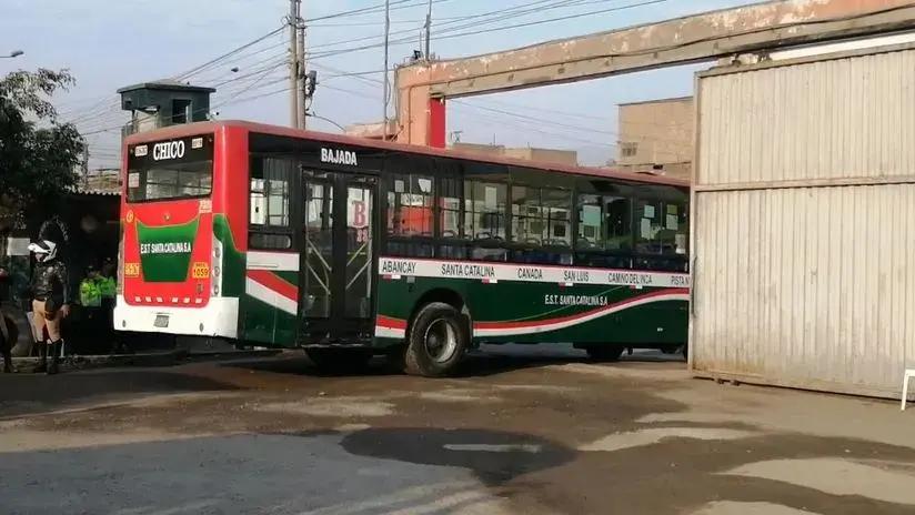 Buses de la empresa Santa Catalina salieron a circular con policías a bordo tras amenaza de extorsionadores