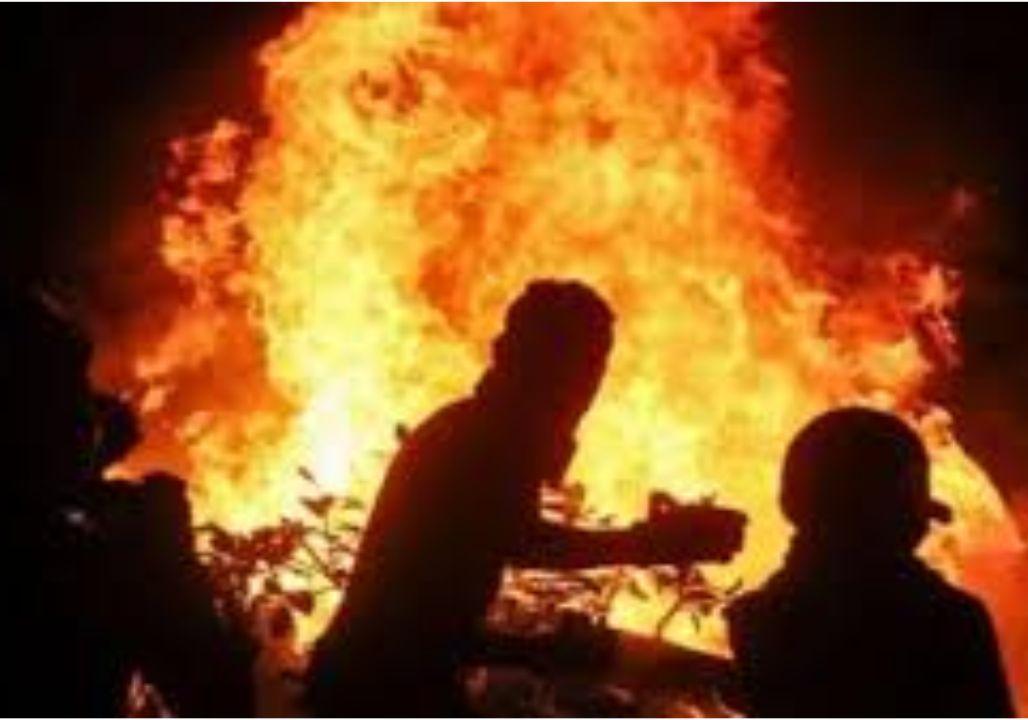 Massive fire near Rithala Metro Station Delhi engulfs shanties; one dead