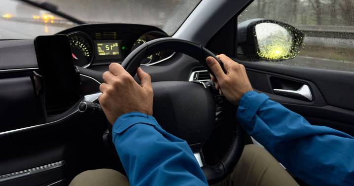 RAC tells motorists to avoid 1 driving error in foggy weather or risk £1k fine