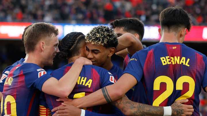 El Barça remonta al Alavés con un doblete de Olmo y dormirá como líder en solitario de la Liga (2