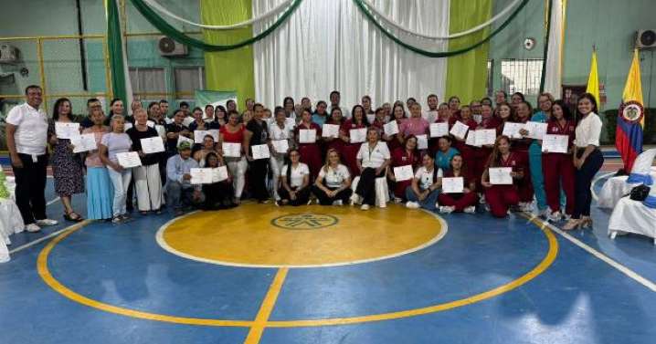 A doña Hilda le cerfican su negocio de arepas, reconocimiento para 60 personas por sus habilidades