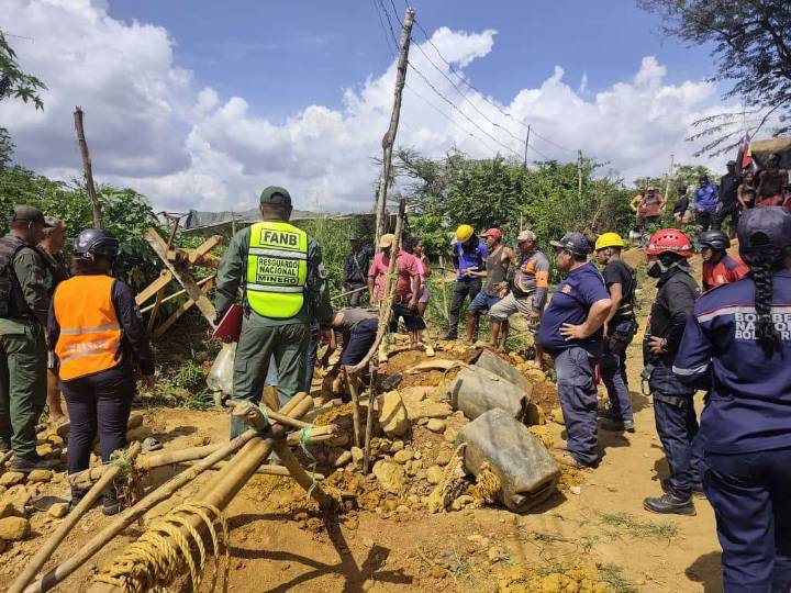 Rescatan con vida a dos mineros atrapados en mina de El Callao