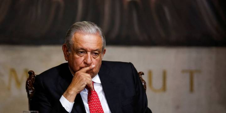 AMLO recuerda haber sido espiado por el Estado mexicano y acusado de ‘comunista’ al presentar su libro “Grandeza”
