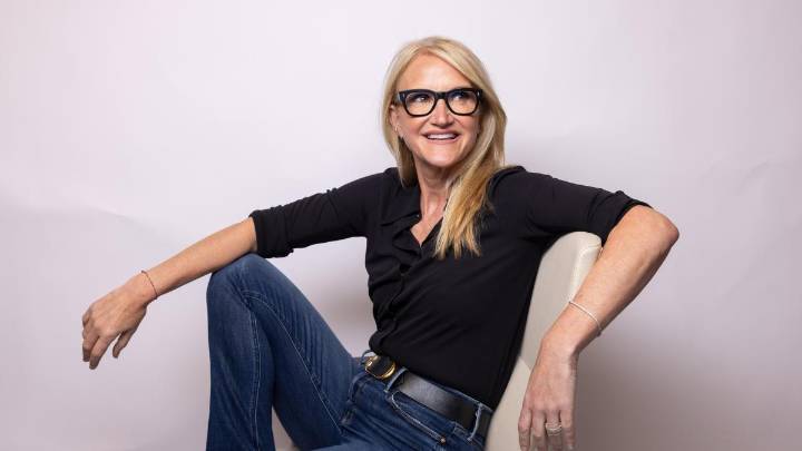 Mel Robbins, autora superventas en ‘The New York Times’ y del podcast más exitoso del mundo: “Le damos demasiado poder a lo que dicen o creen los demás”
