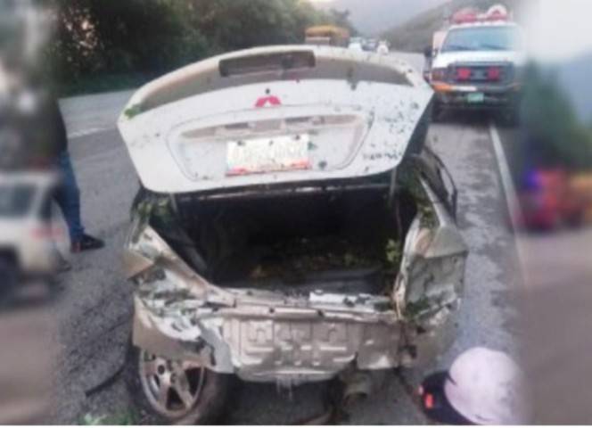 Mueren dos hombres y una mujer en triple choque de carros