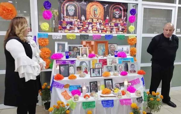 Honra Fiscalía memoria de agentes fallecidos con altar