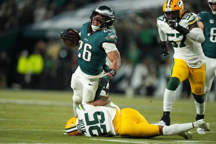 Eagles offense sputters, but defense looks elite in win at Packers