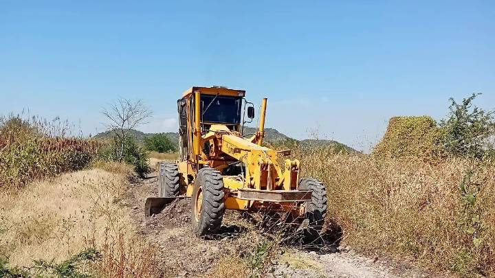 Sin apoyo del Gobierno; Jonacatepec restaura caminos para iniciar la trilla de sorgo