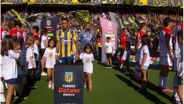 Estudiantes hizo el pasillo del campeón de espaldas