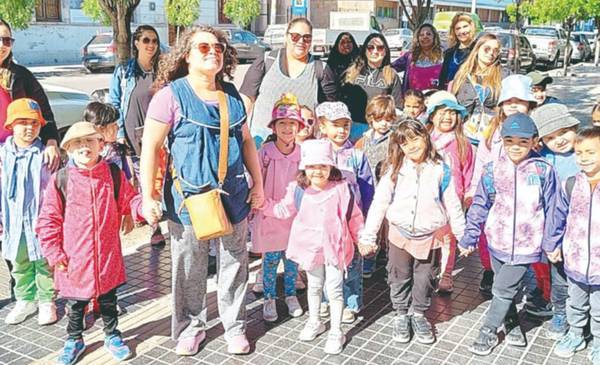 Alumnos del Jardín 431 recorrieron el centro de Trelew