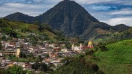 No es Bogotá. El otro destino que tiene sus propios cerros Monserrate y Guadalupe