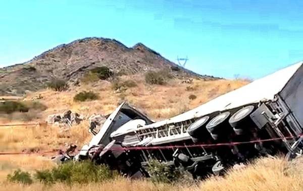 Sin localizar, chofer de camión accidentado con migrantes