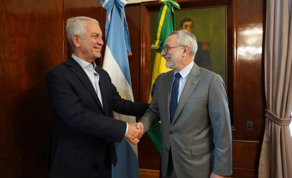 Encuentro entre Alak y el embajador de Brasil