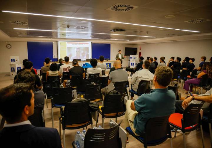 CaixaBank organiza una jornada de educación financiera con la plantilla del Dreamland Gran Canaria