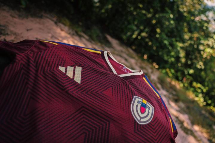 Nueva camiseta vinotinto inspirada en los tepuyes