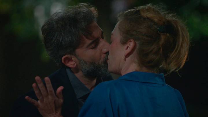 Harun besa a Bahar por sorpresa y Evren se queda destrozado al verlo con sus propios ojos