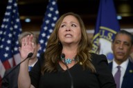 Al llega al Congreso, Adelita Grijalva firma petición de proyecto de ley que permita divulgar archivos Epstein