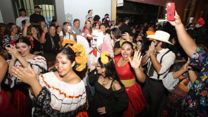 Catrinas, calaveras y almas de ultratumba encienden el ambiente festivo de la callejoneada en Mazatlán
