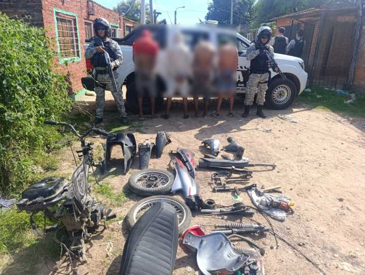 Resistencia: cuatro jóvenes detenidos cuando los sorprenden por desarmar moto robada