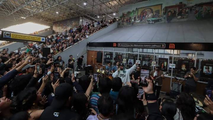 Daniel, me estás matando causa furor por concierto sorpresa en el Metro