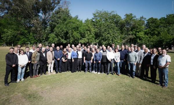 Kicillof se mostró con 40 intendentes: presupuesto y alternativa para 2027