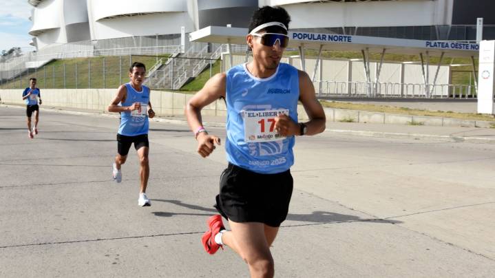 Esteban Angulo se consagró en los 21K de la maratón aniversario del Diario El…