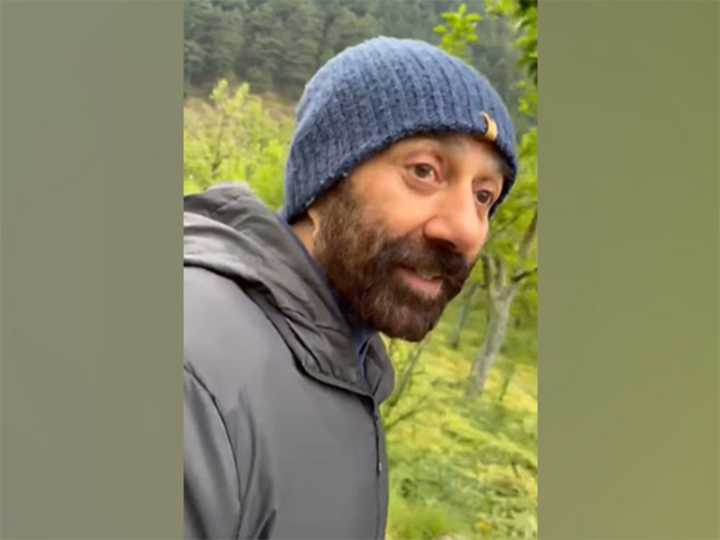 Sunny Deol reaches hospital to meet father Dharmendra
